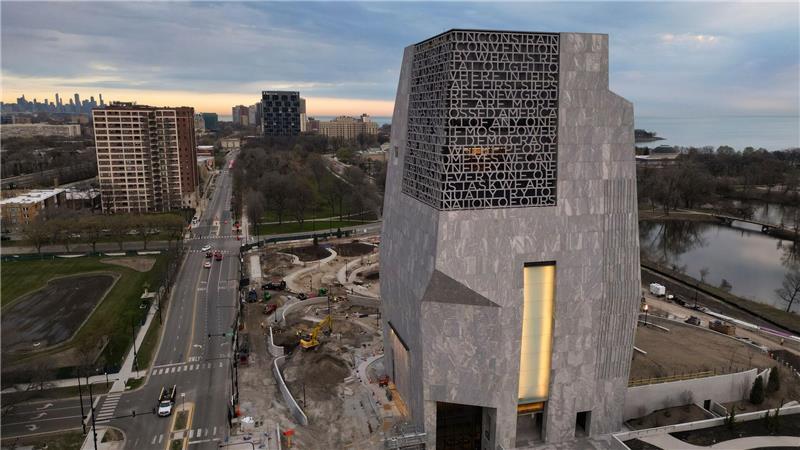Ein riesiger Betonturm im Süden Chicagos beherbergt das Obama Presidential Center. (Archivbild)