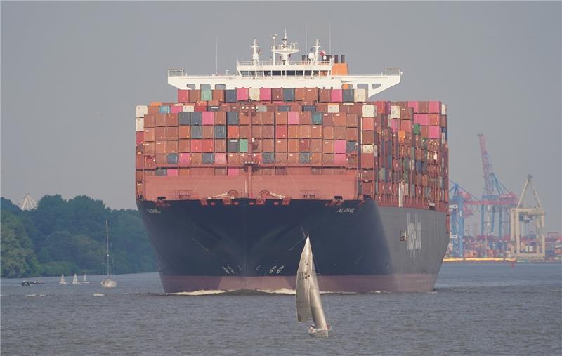 Ein riesiges Containerschiff der Reederei Hapag-Lloydauf der Elbe. Foto: Marcus Brandt/dpa