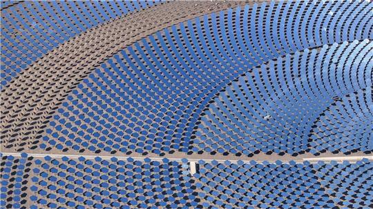 Ein riesiges Solarkraftwerk in der chinesischen Wüstenregion Xinjiang. Nach einer Studie der Unternehmensberatung BCG und des Weltwirtschaftsforums hat China dem Westen die technologische Führung in der Umwelttechnologie abgenommen (Archiv)