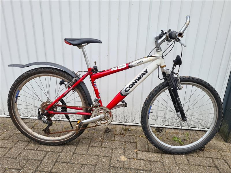 Buxtehuder Polizei fasst mutmaßliche Fahrraddiebe in Neukloster Ein rot-weiß-schwarzes Mountainbike der Marke Conway.