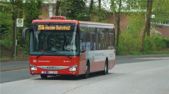 Ein roter Bus der Linie 2500 der Autokraft GmbH im Auftrag der DB Regio AG fährt von Meldorf zum Bahnhof Heide.