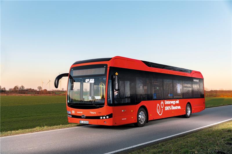 Niedersachsens Busflotte bekommt ein klimafreundliches Upgrade Ein roter Bus mit klimaneutralem Antrieb, der seit Anfang 2023 rund um Bad Segeberg fährt (undatiert). Auch in NIedersachsen und Schleswig-Holstein will die Bahn die ersten Busse mit Elektro- oder Wasserstoffantrieb einsetzen. Foto: Thomas Spitschka/Deutsche Bahn/dpa