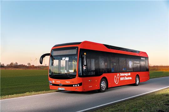 Ein roter Bus mit klimaneutralem Antrieb, der seit Anfang 2023 rund um Bad Segeberg fährt (undatiert). Auch in NIedersachsen und Schleswig-Holstein will die Bahn die ersten Busse mit Elektro- oder Wasserstoffantrieb einsetzen. Foto: Thomas Spitschka/Deutsche Bahn/dpa