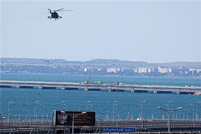 Ein russischer Militärhubschrauber überfliegt Mitte Juli die Straße von Kertsch unweit der Stadt Kertsch auf der Krim.