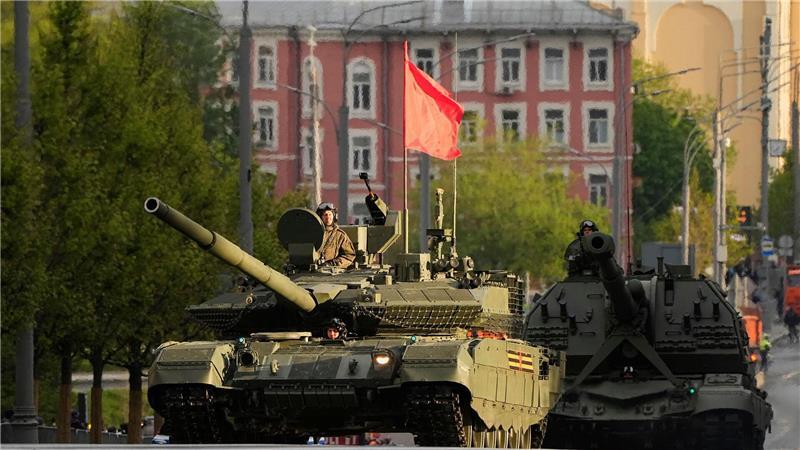 Gedenken in Kriegszeiten – Kiew stört Putins Siegesparade Ein russischer Panzer und eine Panzerhaubitze rollen auf einer Straße in Richtung Roter Platz, um an einer Probe für die Militärparade zum Tag des Sieges teilzunehmen.