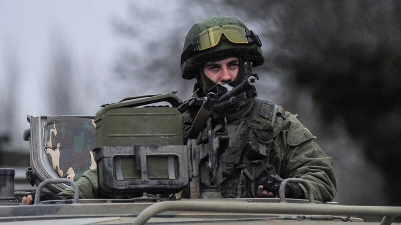 Ukraine-Krieg: Moskau rekrutiert monatlich 30.000 Menschen Ein russischer Soldat auf der Krim.