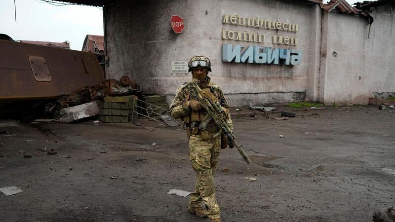 Wahlen und neue Weltordnung: Putin will Macht zementieren Ein russischer Soldat patrouilliert im Mai 2022 durch einen zerstörten Bereich des Iljitsch Eisen- und Stahlwerks Mariupol. Der russische Angriffskrieg geht bald in das dritte Jahr.