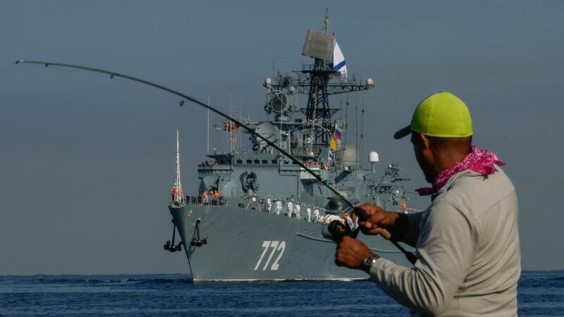 Erneut russische Militärschiffe in Kubas Hauptstadt Havanna Ein russisches Militärschiff läuft in den Hafen von Havanna ein.