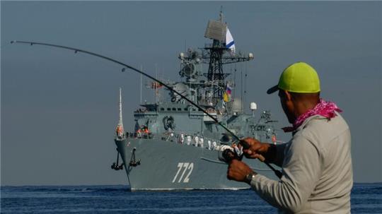 Ein russisches Militärschiff läuft in den Hafen von Havanna ein.