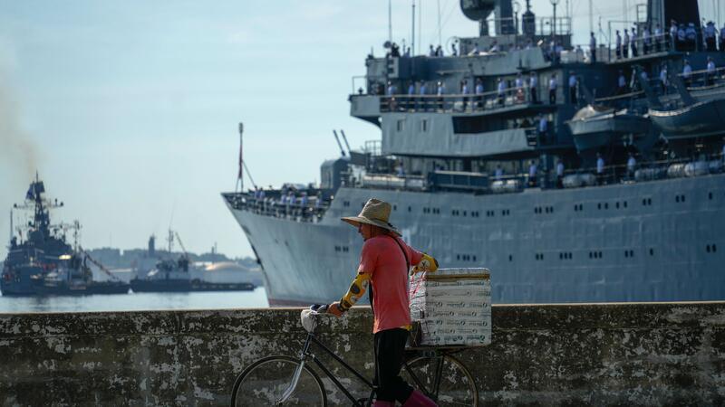 Erneut russische Militärschiffe in Kubas Hauptstadt Havanna Ein russisches Militärschiff läuft in den Hafen von Havanna ein.