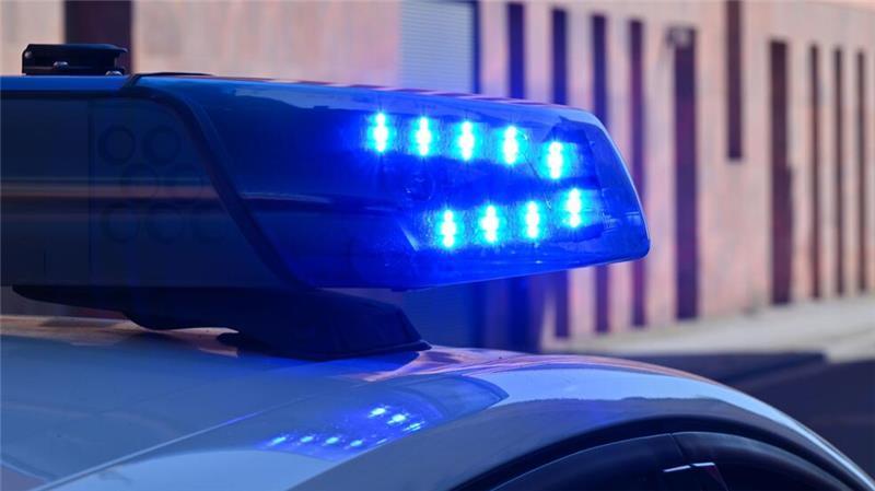 Ein sächsischer Polizist ist bei einem Einsatz in Lauchhammer im Süden Brandenburgs von einem Auto erfasst und getötet worden. (Symboöbild)