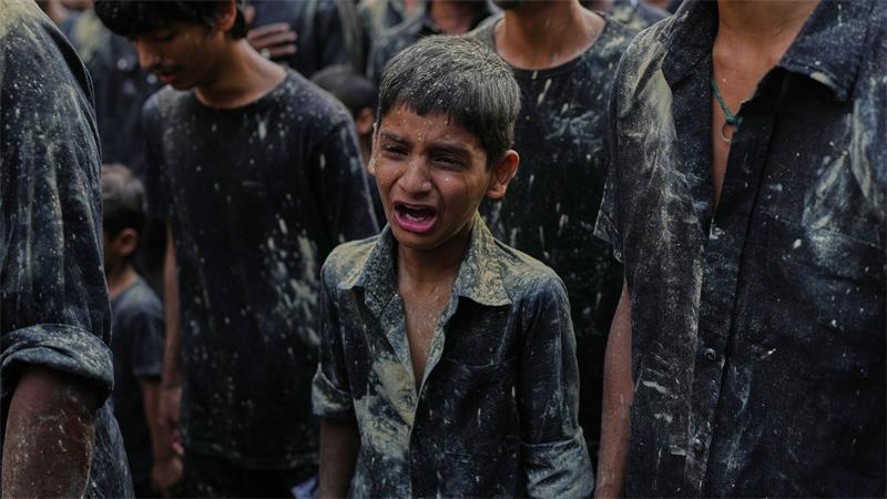 Ein schiitischer Junge trauert während einer Aschura-Prozession in Mumbai zum Gedenken an den Tod von Imam Hussein, dem Enkel des Propheten Mohammed, im 7. Jahrhundert.