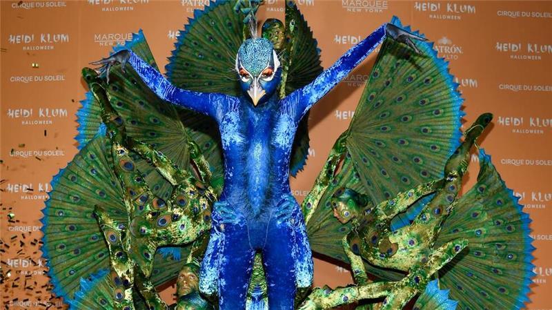 Ein schillernder Pfau - Heidi Klum bei ihrer jährlichen Halloween-Party 2023. (Archivbild)