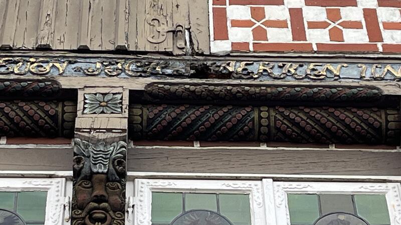 Ein schlimmer Schaden: Das Fachwerk an der Frontseite vergammelt. Ein großes Loch ist vom Petri-Platz aus gut zu sehen.