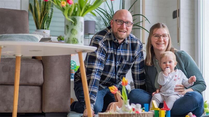 Ein schöneres Osterfest können sich Björn und Nora Lenkeit mit ihrer lütten Tilda kaum vorstellen. Denn Tilda ist das fröhliche, gesunde „Regenbogenkind“ nach dem Tod ihres ersten Kindes, Trude.