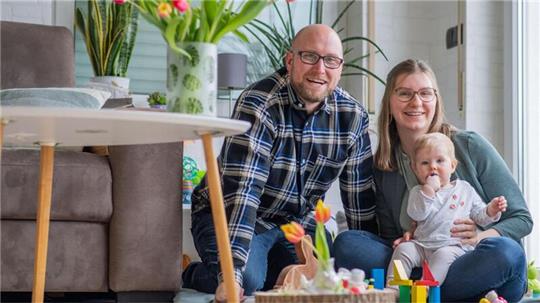 Ein schöneres Osterfest können sich Björn und Nora Lenkeit mit ihrer lütten Tilda kaum vorstellen. Denn Tilda ist das fröhliche, gesunde „Regenbogenkind“ nach dem Tod ihres ersten Kindes, Trude.
