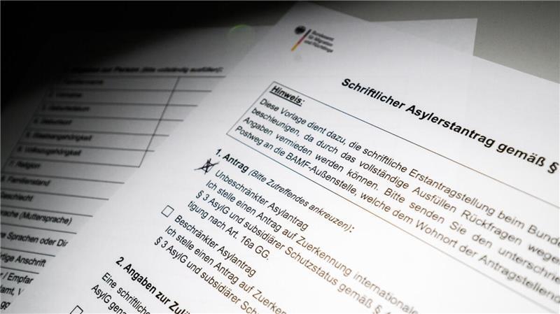 Ein schriftlicher Asylantrag des Bundesamts für Migration und Flüchtlinge (BAMF). Kolumbianer, die einen solchen Antrag stellen, haben kaum Aussicht auf Erfolg.