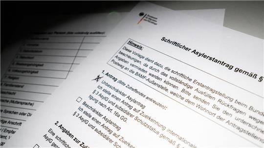 Ein schriftlicher Asylantrag des Bundesamts für Migration und Flüchtlinge (BAMF). Kolumbianer, die einen solchen Antrag stellen, haben kaum Aussicht auf Erfolg.