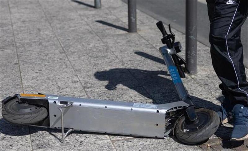 Ein schwarzes Auto hat einen 25-Jährigen in Buxtehude angefahren und verletzt. 
