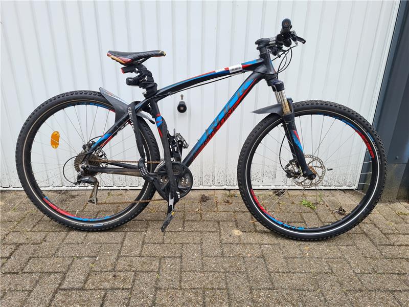 Buxtehuder Polizei fasst mutmaßliche Fahrraddiebe in Neukloster Ein schwarzes Mountainbike der Marke Rock Machine El Nino in den Farben orange-blau-schwarz.