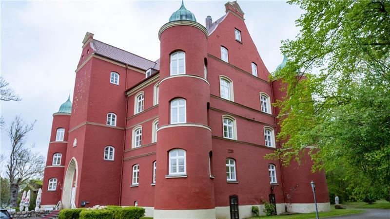 Zwangsversteigerung: Renaissanceschloss auf Rügen wird verkauft Ein schwedischer Feldherr erhielt Spyker einst für seine Dienste im Dreißigjährigen Krieg und schuf das heutige Renaissanceschloss.
