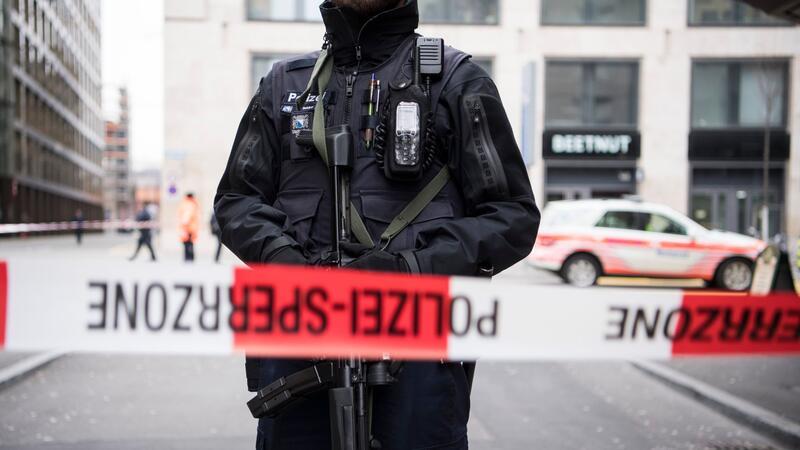 Orthodoxer Jude in Zürich niedergestochen Ein schwer bewaffneter Polizist hinter einem Absperrband in der Züricher Innenstadt (Symbolbild).