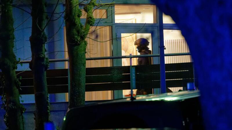 „Mögliche Bedrohungssituation“ in Aachener Klinik Ein schwer bewaffneter Polizist ist in einem Aachener Krankenhaus im Einsatz.