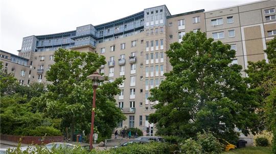 Ein schwer verletztes kleines Mädchen ist in einer Katzenbox im Berliner Bezirk Treptow-Köpenick vor dem Mietshaus gefunden worden.
