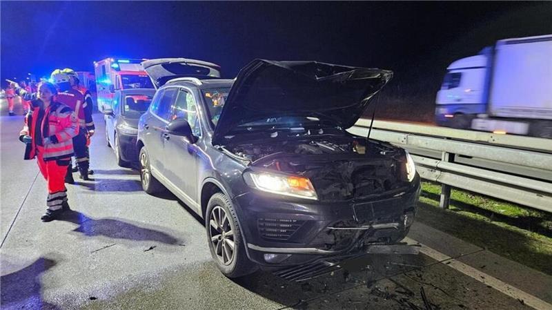 Schwerer Unfall: Vier Autos krachen auf A1 bei Sottrum zusammen Ein schwerer Unfall auf der A1 hat den Verkehr lahmgelegt. Vier Autos waren beteiligt, drei Menschen wurden verletzt ins Krankenhaus eingeliefert.