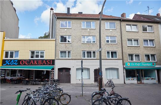 Ein sechs Jahre alter Junge ist am Samstagabend aus dem Fenster eines Wohnhauses in Hamburg-Harburg acht Meter in die Tiefe gefallen und ums Leben gekommen. Foto: Georg Wendt/dpa