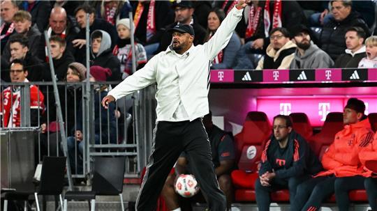 „Ein sehr wichtiges Spiel für den Trainer.“ Vincent Kompany in Aktion am Spielfeldrand. 