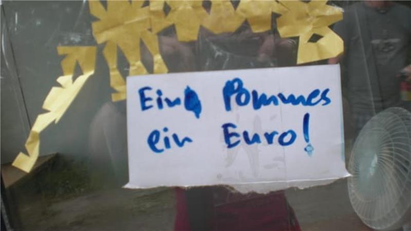 Warum sich Bernd Schütt-Benthin auf „sein“ Deichbrand-Festival freut Ein selbst gemaltes Schild sollte es den Besuchern in Wanhöden leichter machen, sich für das beste Essen zu entscheiden.