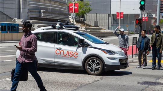 Ein selbstfahrendes Auto der Roboterwagenfirma Cruise des US-Konzerns General Motors sorgt für Unmut bei Fußgängern, nachdem es auf einer Kreuzung steckenblieb und sie bei Rot verlässt.