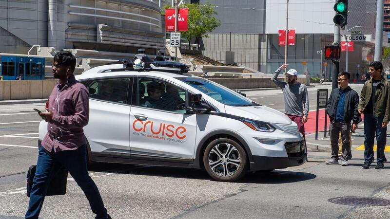 Ein selbstfahrendes Auto der Roboterwagenfirma Cruise des US-Konzerns General Motors sorgt für Unmut bei Fußgängern, nachdem es auf einer Kreuzung steckenblieb und sie bei Rot verlässt.