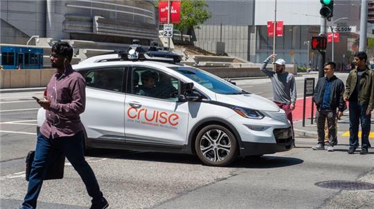 Ein selbstfahrendes Auto der Roboterwagenfirma Cruise sorgt für Unmut bei Fußgängern, nachdem es auf einer Kreuzung steckenblieb und sie bei Rot verlässt.