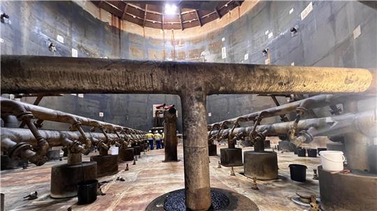 Ein seltener Anblick: Der kurzzeitig stillgelegte Klärturm ist komplett leer, hier rauscht sonst das Schmutzwasser durch.