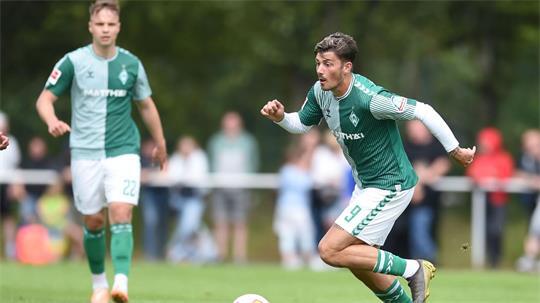 Ein seltenes Bild: Dawid Kownacki im Werder-Trikot. (Archivbild)