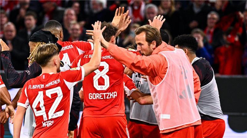 Übermächtige Bayern im „Rock ‚n‘ Roll“-Feeling nach Paris Ein seltenes Bild: Harry Kane im Reservisten-Shirt beim Münchner Torjubel.