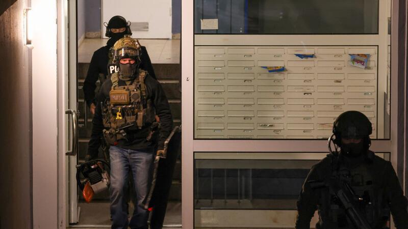SEK-Einsatz: „Reichsbürger“ bedroht Polizei mit Messer Ein sich selbst als Reichsbürger bezeichnender Mann hat in Velbert Polizisten mit einem Messer bedroht und damit einen SEK-Einsatz ausgelöst.