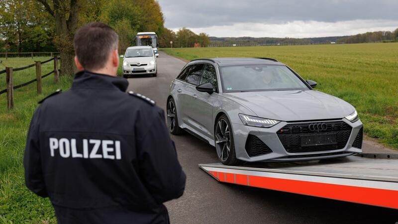 Ein sichergestellter Sportwagen wird auf die Ladefläche eines Abschleppfahrzeugs geladen.