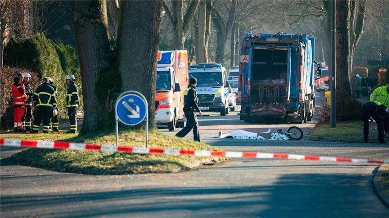 Ein sieben Jahre alter Junge auf dem Rad ist von einem Müllwagen überfahren worden. 