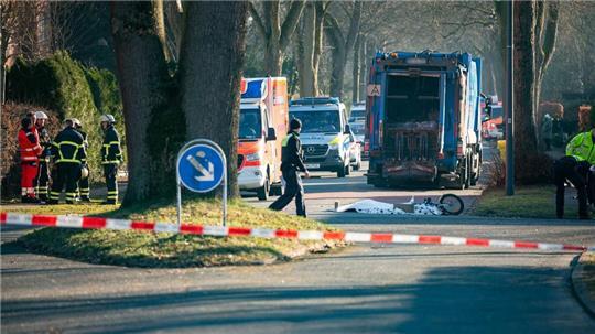 Ein sieben Jahre alter Junge auf dem Rad ist von einem Müllwagen überfahren worden. 