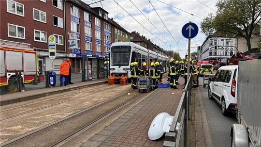 Ein siebenjähriger Junge ist in Gelsenkirchen von einer Straßenbahn erfasst und tödlich verletzt worden.