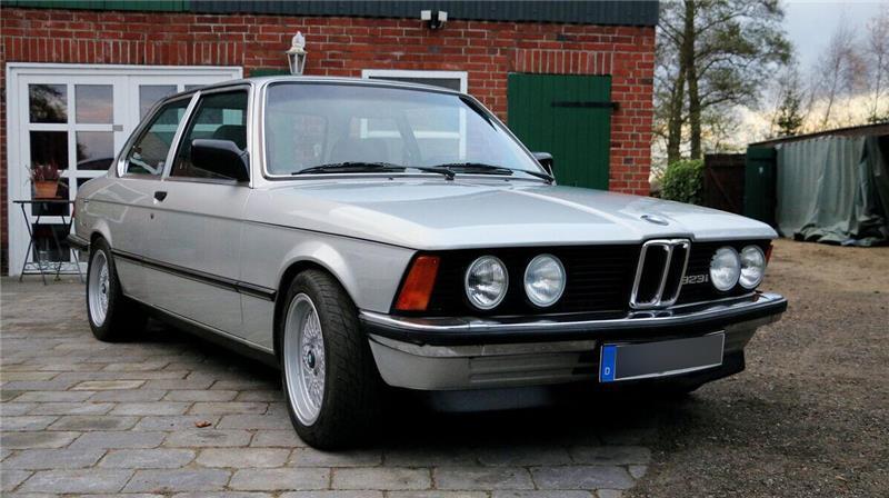 Ein silberner BMW 323i von 1982, liebevoll gepflegt und bereit für Fahrten durch die Region.