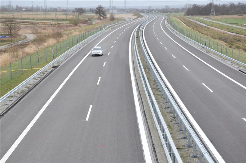 Neue A26-Strecke freigegeben – Die Autos fahren Ein silberner VW-Golf Kombi war das erste Auto, das am Freitag gegen 14.15 Uhr die neue A26 zwischen Neu Wulmstorf und Jork befuhr. Foto Strüning
