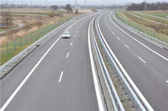 Ein silberner VW-Golf Kombi war das erste Auto, das am Freitag gegen 14.15 Uhr die neue A26 zwischen Neu Wulmstorf und Jork befuhr. Foto Strüning