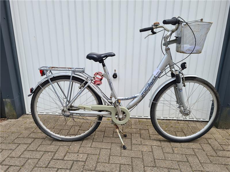 Buxtehuder Polizei fasst mutmaßliche Fahrraddiebe in Neukloster Ein silberschwarzes Damenrad City Star City Comfort mit Doppelständer und silbernem Korb vorn.