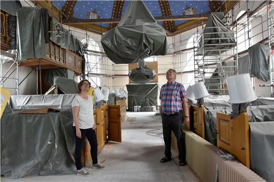Ein skeptischer Blick nach oben: Pastorin Agnethe Krarup und Karl-Heinz Heck vom Kirchenvorstand hoffen, dass die Bauarbeiten in der Estebrügger Kirche spätestens im Winter fertig sind. Foto: Felsch