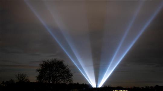 Ein sogenannter Skybeamer strahlt in den Himmel (Symbolbild). Die Retter hoffen, dass der vermisste Arian in der Nacht von den Scheinwerfern angelockt wird.