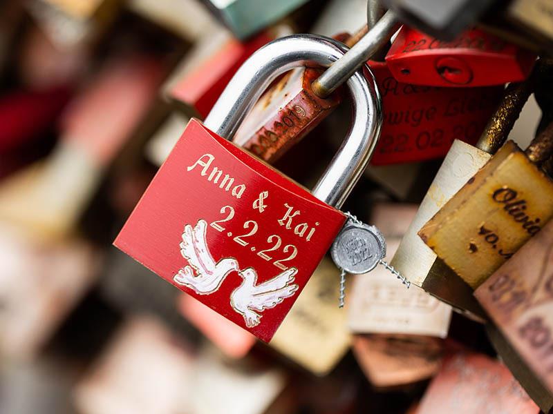 Die Magie der Schnapszahlen: Warum ein besonderes Datum nicht unbedingt Eheglück bringt Ein sogenanntes Liebesschloss mit der Aufschrift "Anna & Kai 2.2.22" hängt an der Hohenzollernbrücke in Köln. (gestellte Szene) Im Februar dieses Jahres gibt es gleich mehrere Tage, die sich für ein besonderes Hochzeitsdatum eignen, darunter die Schnapszahl-Daten, also der 2.2.22 und der 22.2.22. Foto: Rolf Vennenbernd/dpa